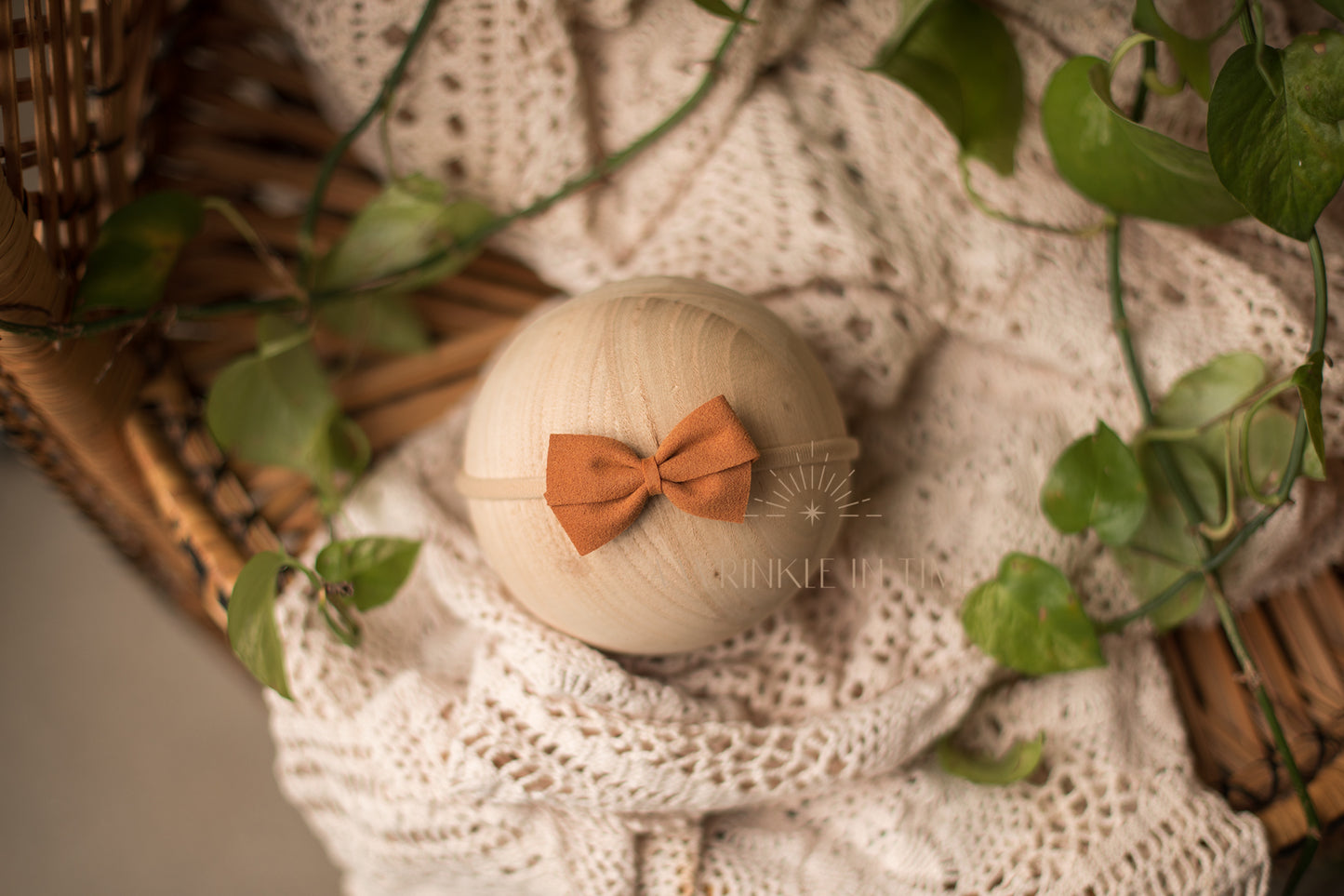 SUEDE BOWS