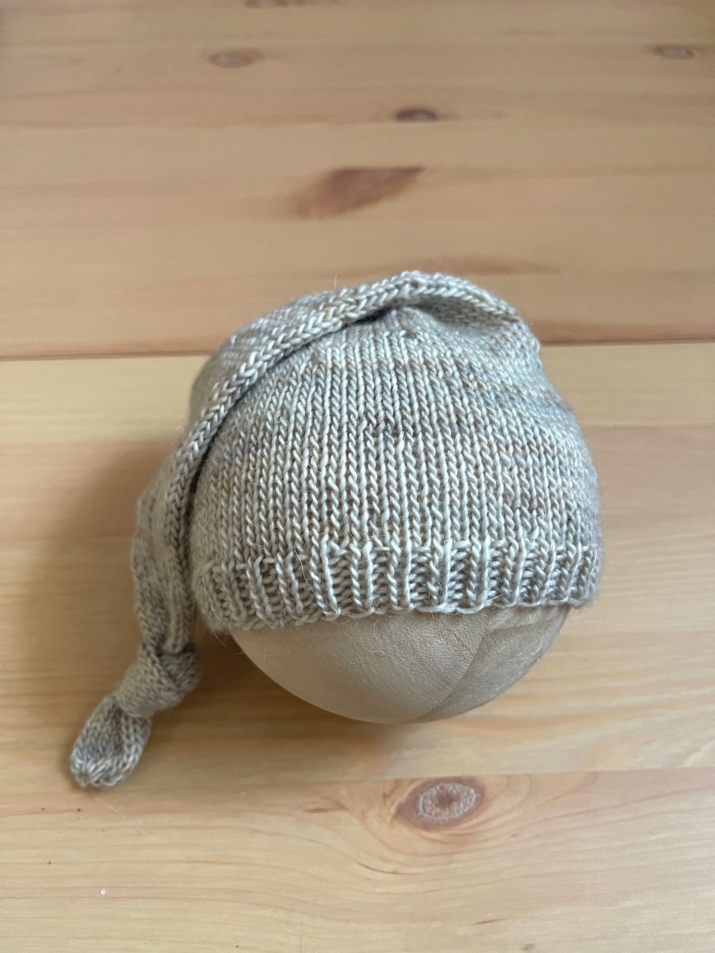 Neutral tonal knit sleepy cap